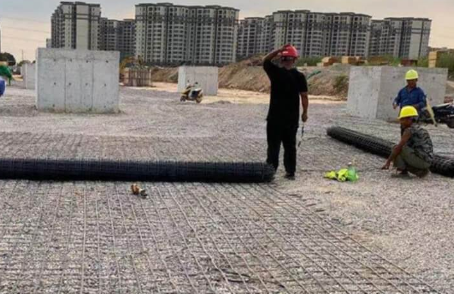 禄劝土工格栅铺设前地基要怎么处理？